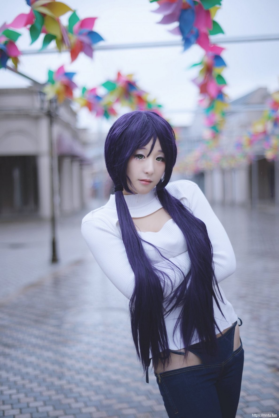 白皙美女Cosplay东条希散发迷人魅力