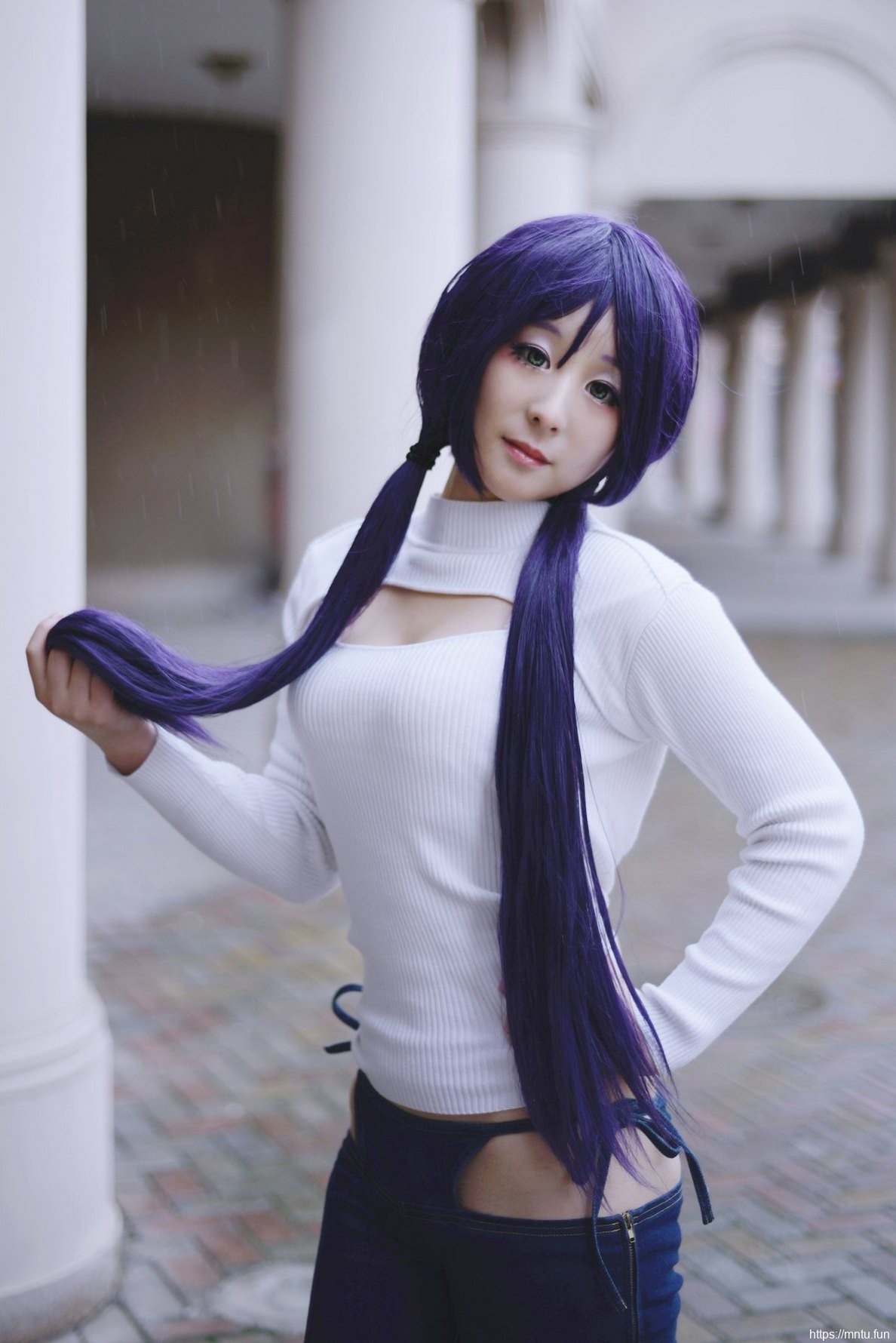 白皙美女Cosplay东条希散发迷人魅力