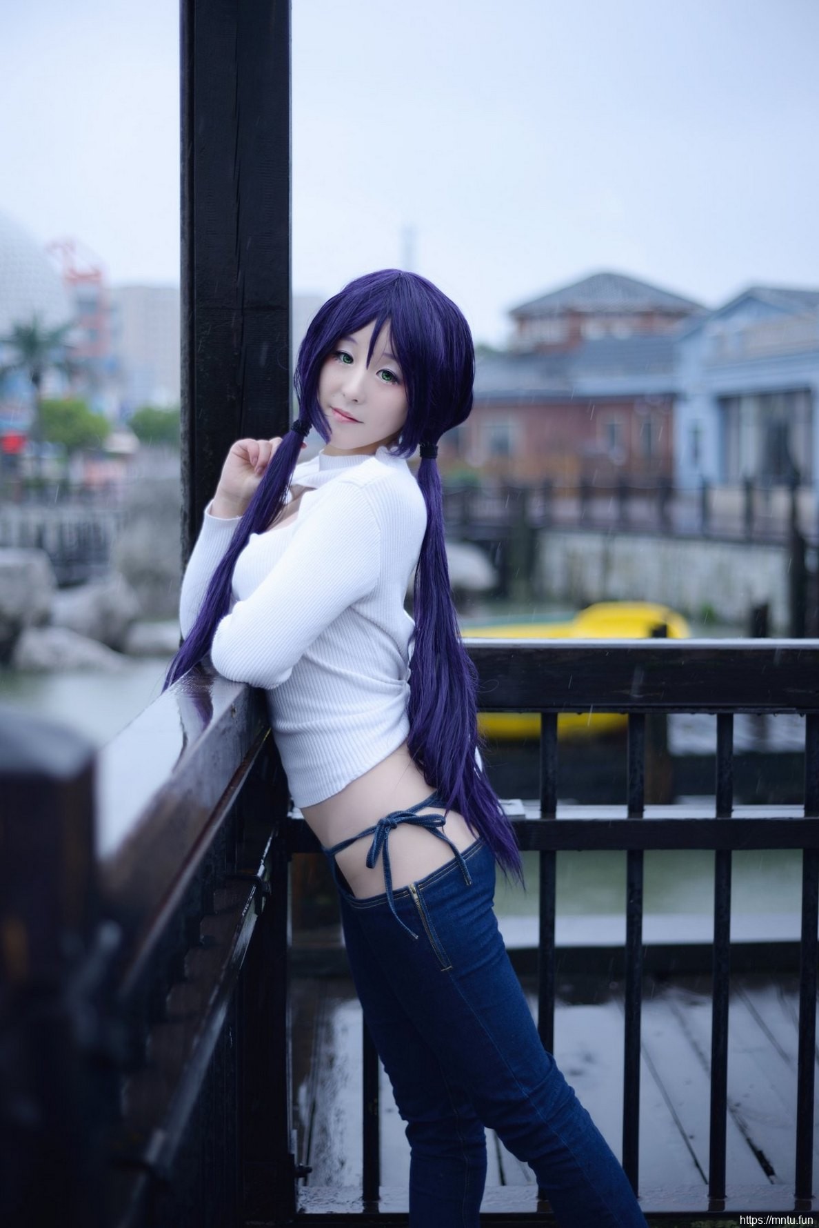 白皙美女Cosplay东条希散发迷人魅力