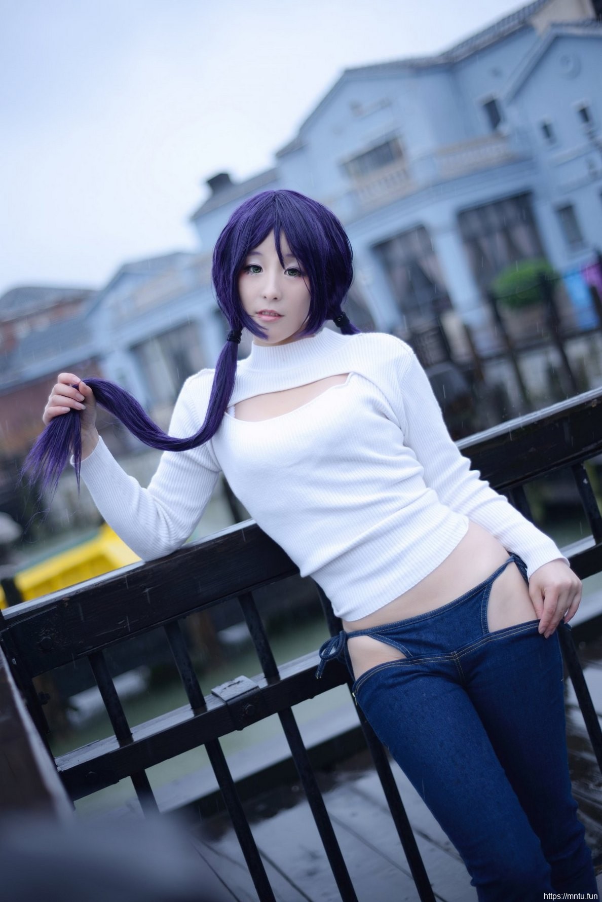 白皙美女Cosplay东条希散发迷人魅力