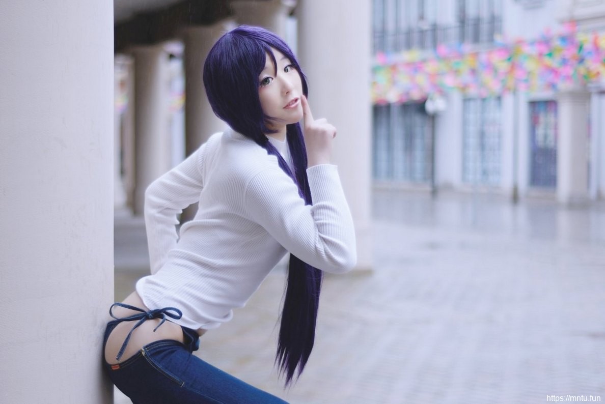 白皙美女Cosplay东条希散发迷人魅力