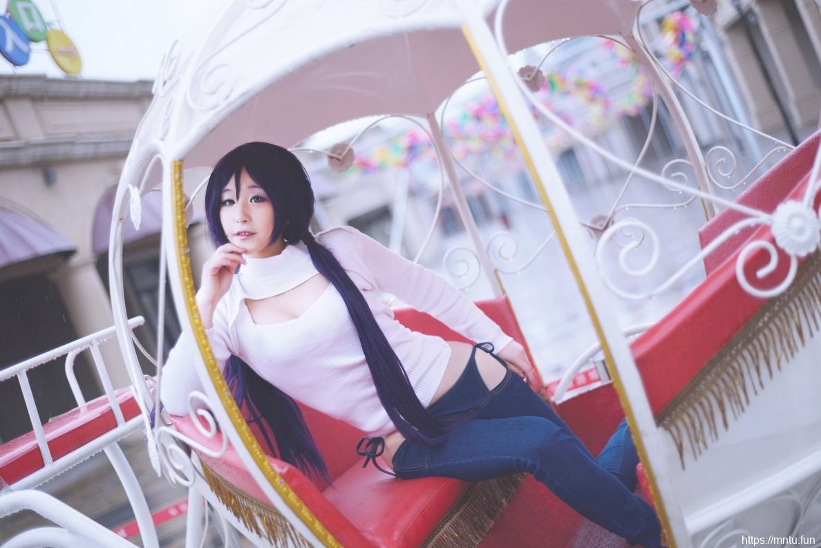 白皙美女Cosplay东条希散发迷人魅力