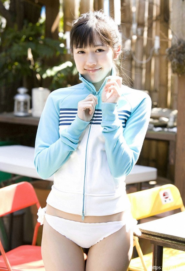 养眼白嫩mm渡辺麻友吸睛比基尼私房照22p