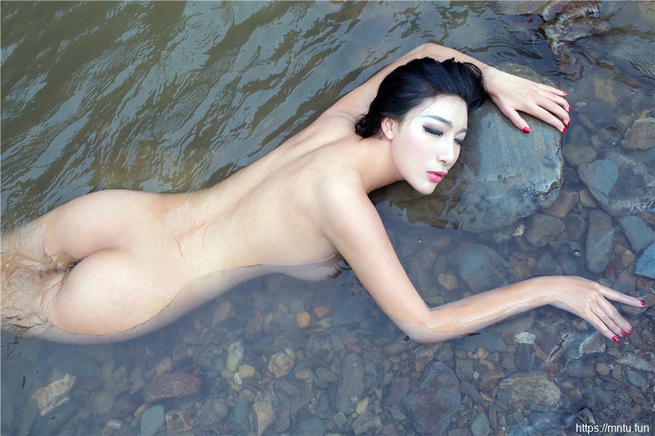 艳丽妖娆推女郎美女乔雅冰户外人体摄影16p