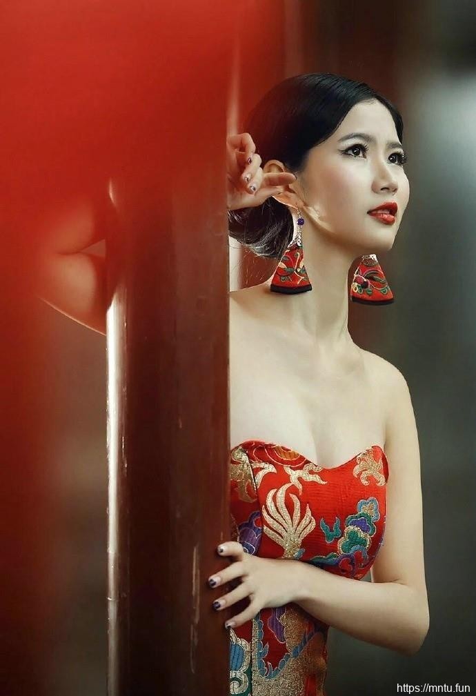 白嫩性感美女红色露肩旗袍带来春风美感9p