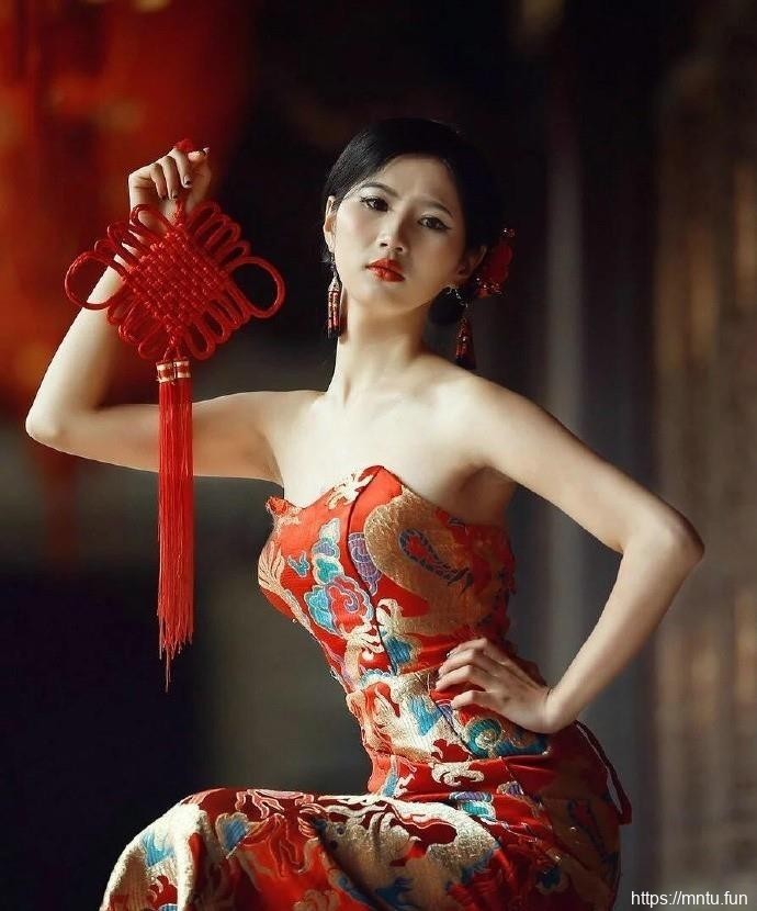 白嫩性感美女红色露肩旗袍带来春风美感9p