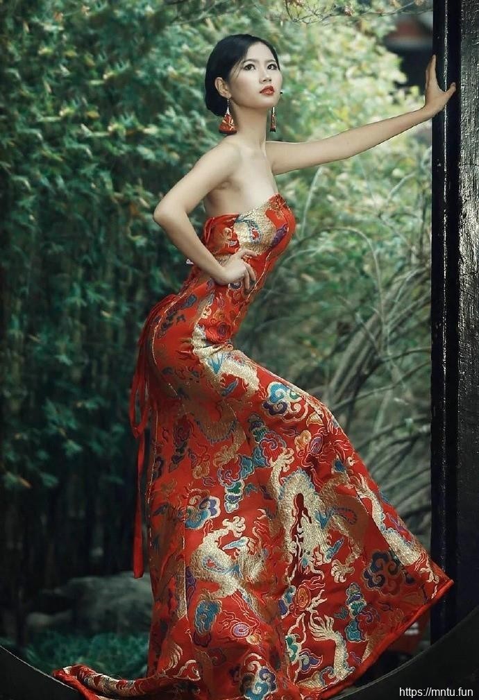 白嫩性感美女红色露肩旗袍带来春风美感9p