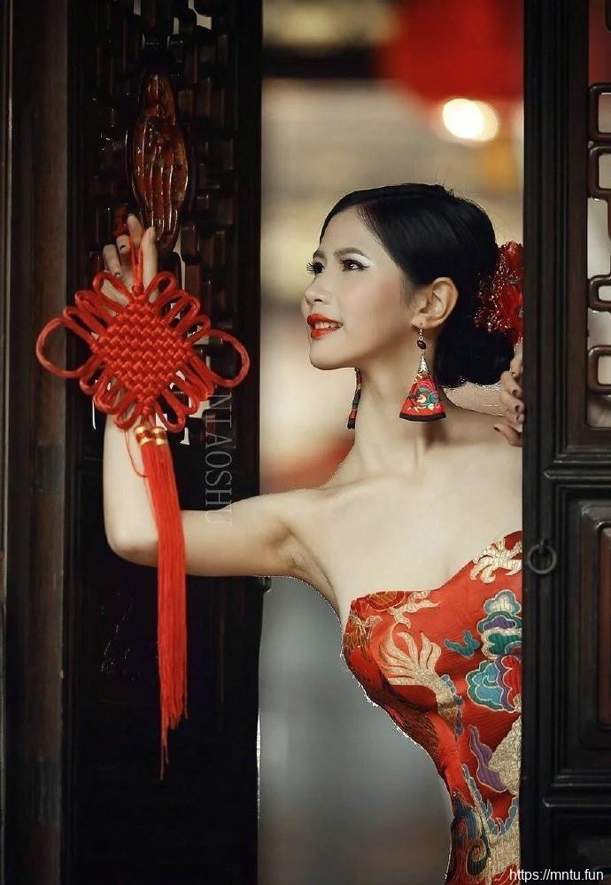 白嫩性感美女红色露肩旗袍带来春风美感9p