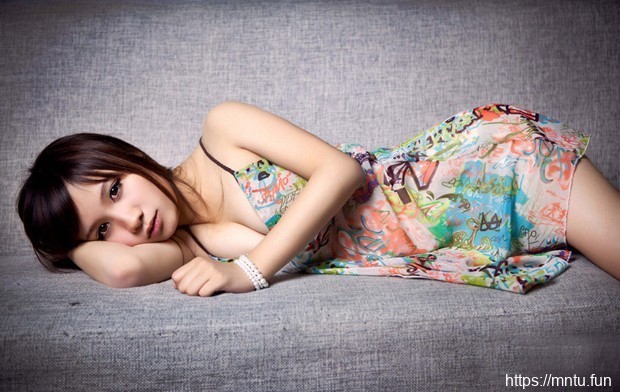 可爱气息美女碎花裙超养眼私房照8p