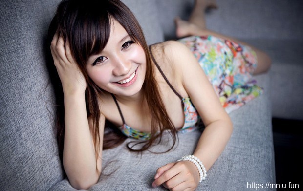 可爱气息美女碎花裙超养眼私房照8p