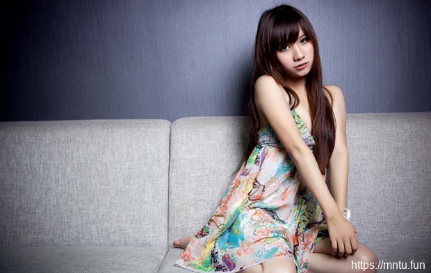 可爱气息美女碎花裙超养眼私房照8p