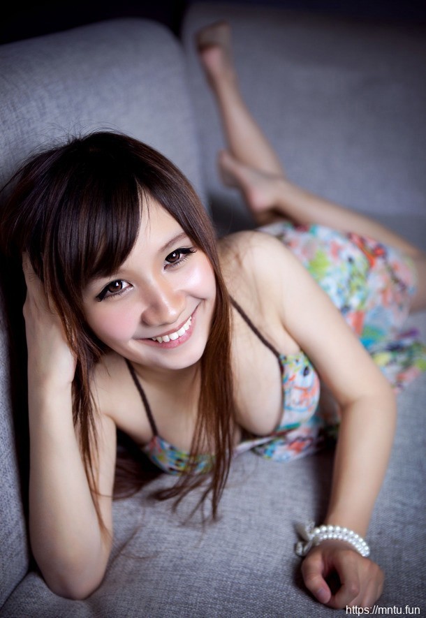 可爱气息美女碎花裙超养眼私房照8p