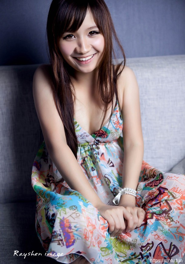 可爱气息美女碎花裙超养眼私房照8p