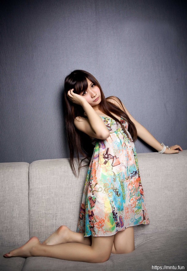 可爱气息美女碎花裙超养眼私房照8p