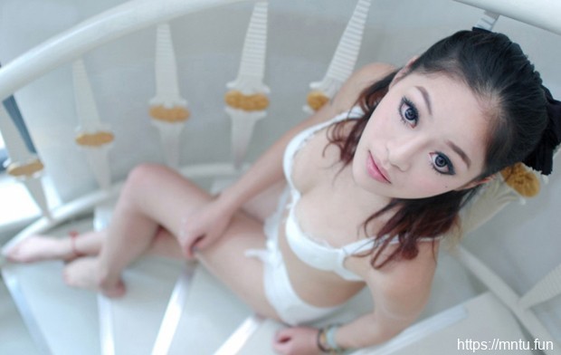 可爱雪白美少女靓丽嫩肌白色内衣私房照9p