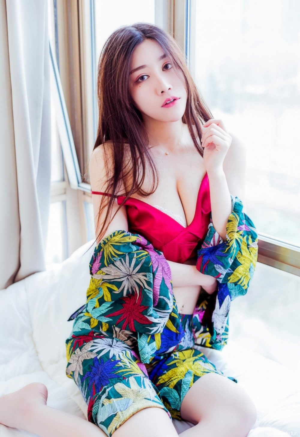 孤单的巨乳美女少妇饱满翘臀性感大胆床上戏写真