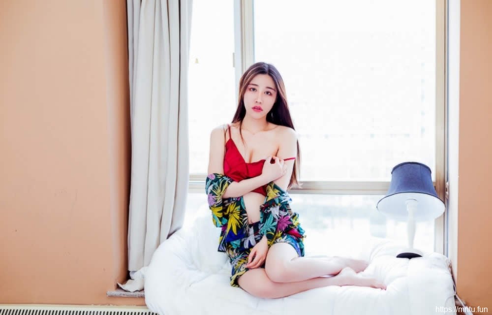 孤单的巨乳美女少妇饱满翘臀性感大胆床上戏写真