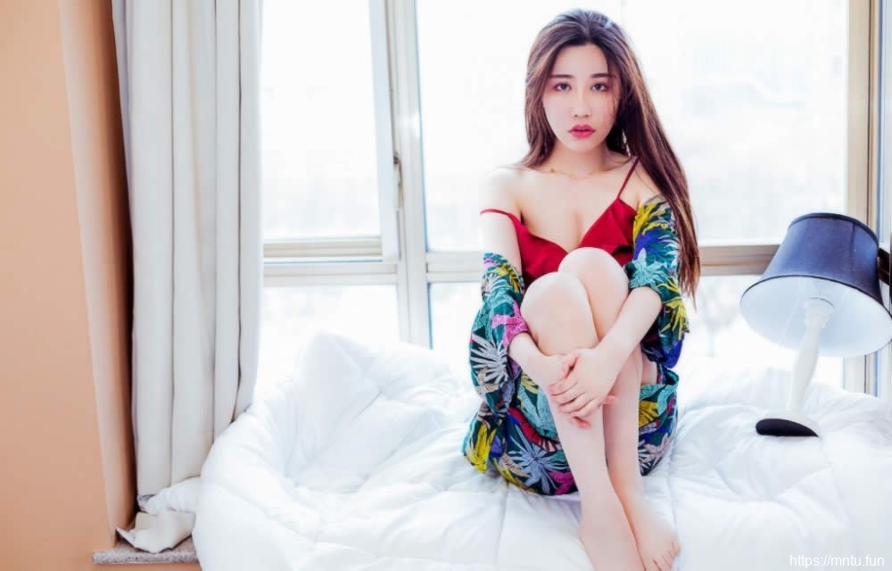 孤单的巨乳美女少妇饱满翘臀性感大胆床上戏写真