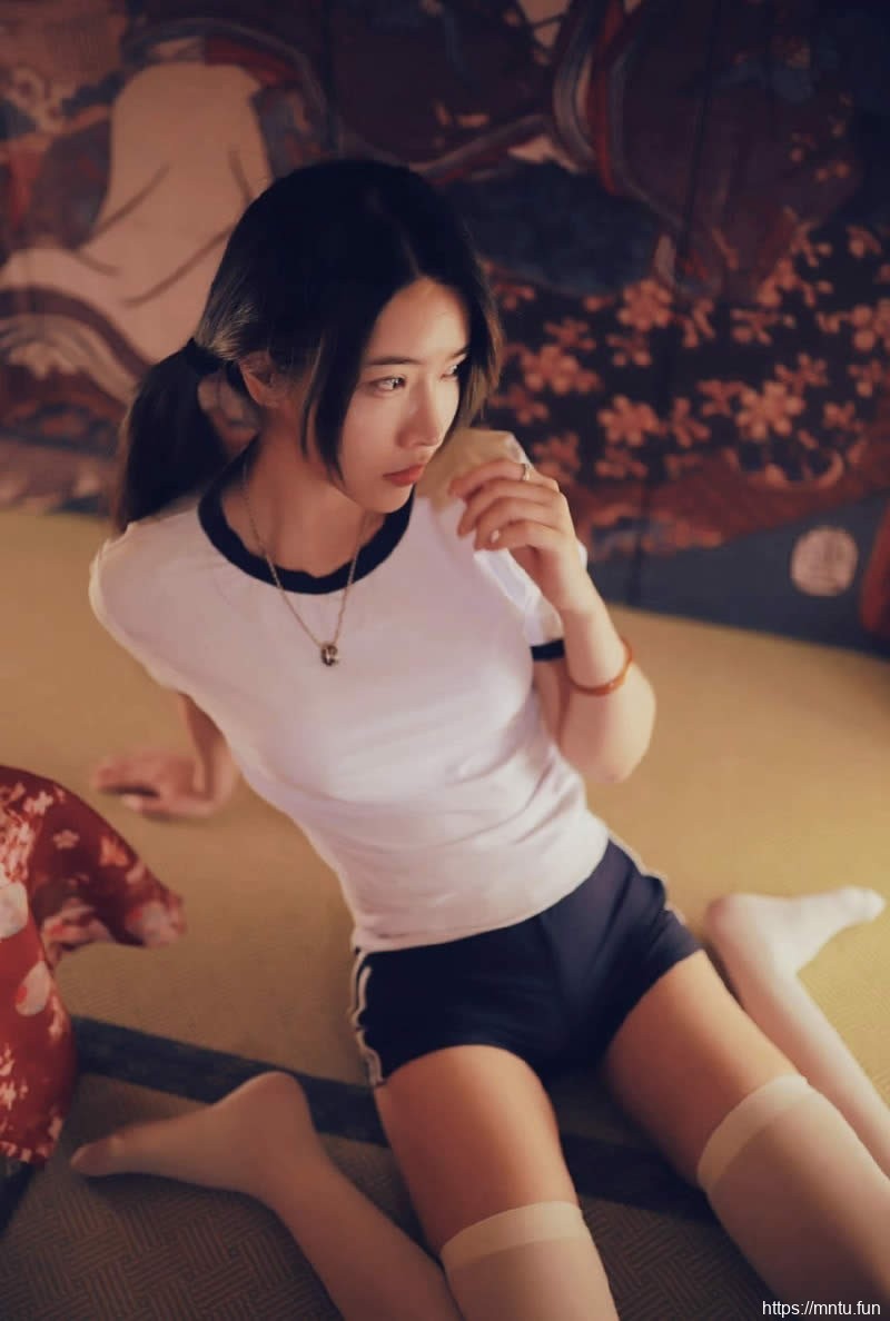 日本女优体操制服白丝丰乳翘臀风骚引诱性感写真