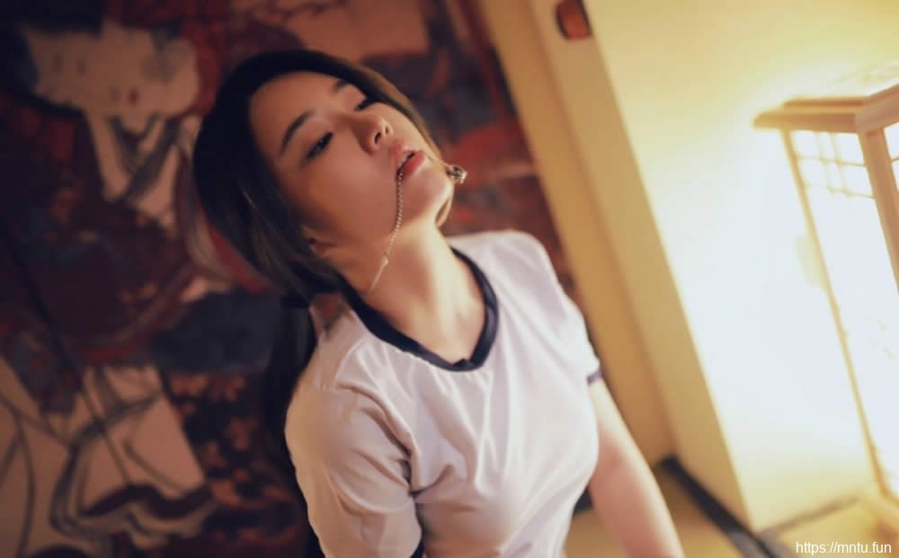 日本女优体操制服白丝丰乳翘臀风骚引诱性感写真