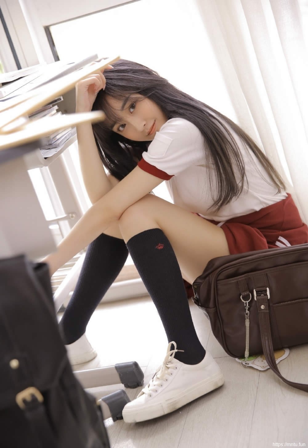 青春靓丽的高中女友粉嫩20p长腿水盈盈杏眸勾火另类图片