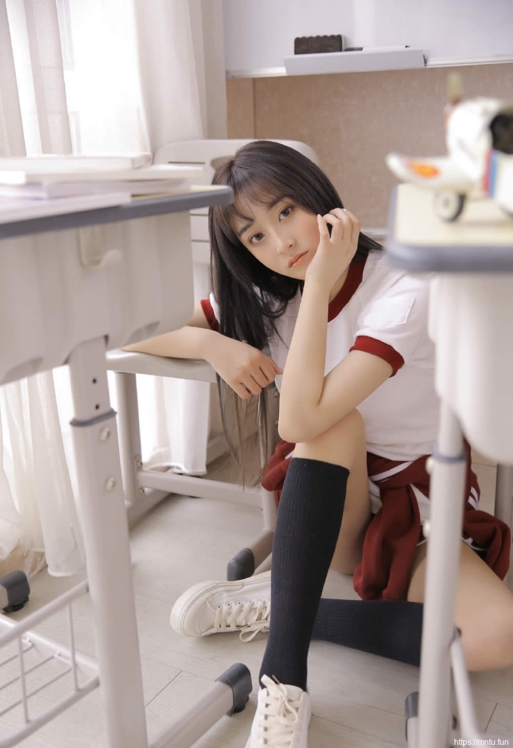 青春靓丽的高中女友粉嫩20p长腿水盈盈杏眸勾火另类图片