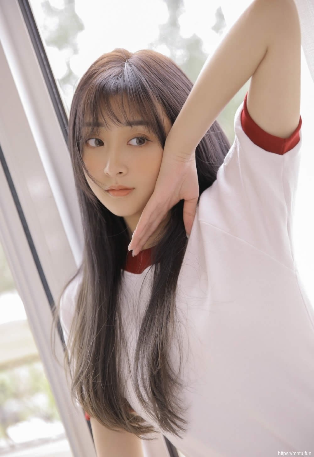 青春靓丽的高中女友粉嫩20p长腿水盈盈杏眸勾火另类图片