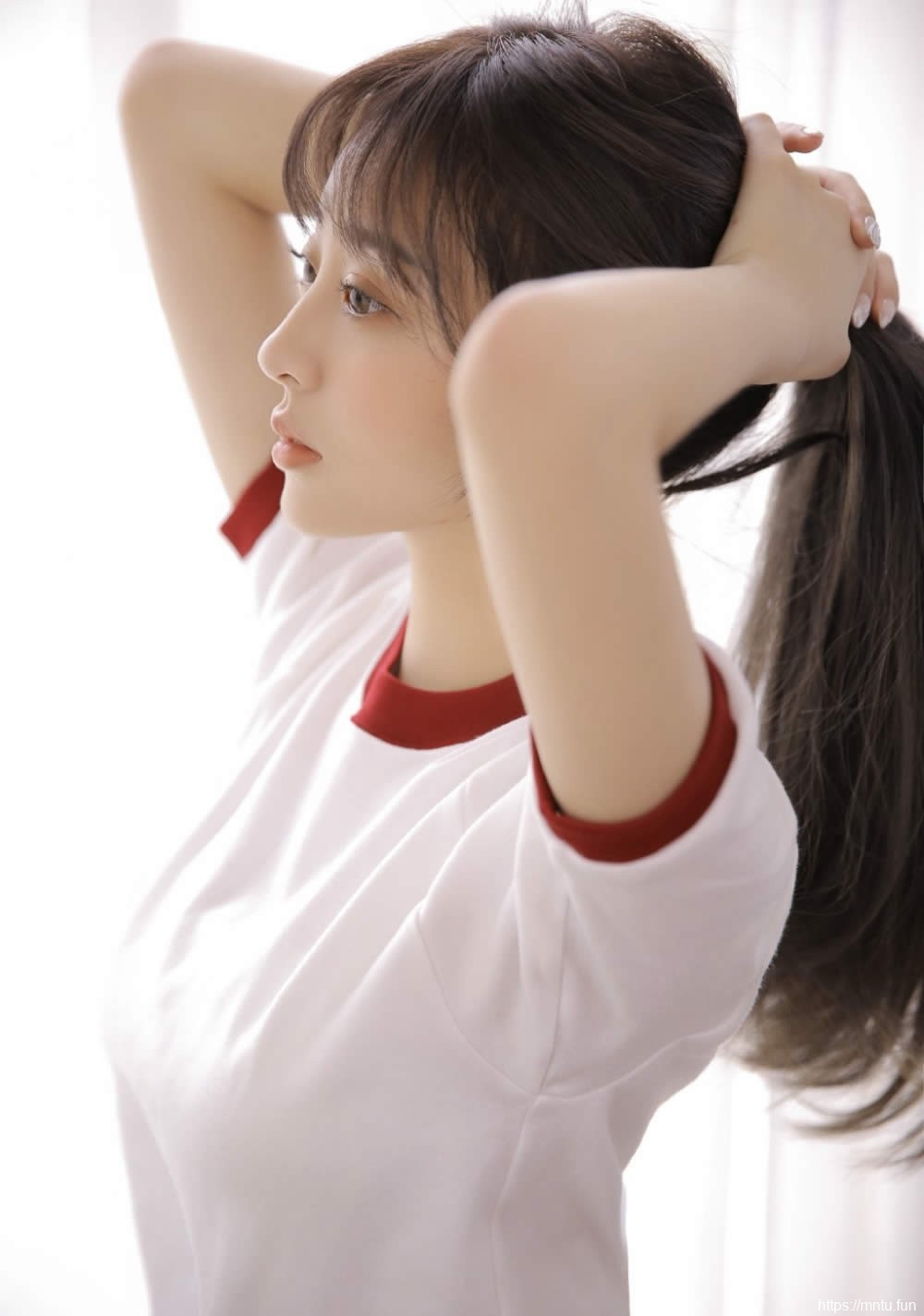 青春靓丽的高中女友粉嫩20p长腿水盈盈杏眸勾火另类图片