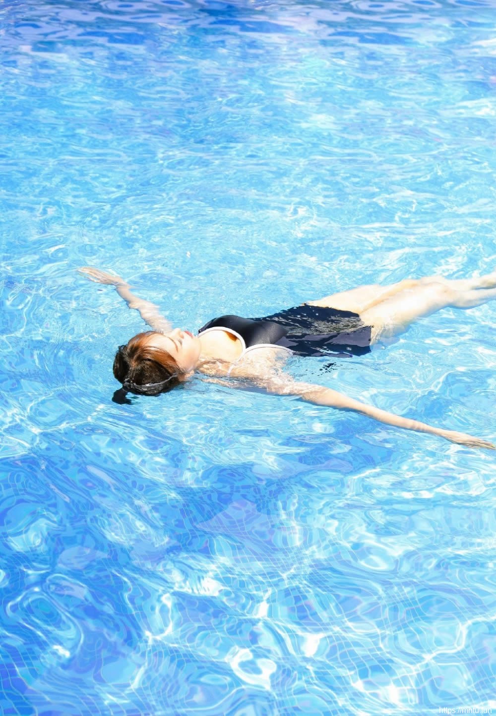 夏日清凉死库水丁字裤泳衣身体饱满性感青春靓丽美女写真