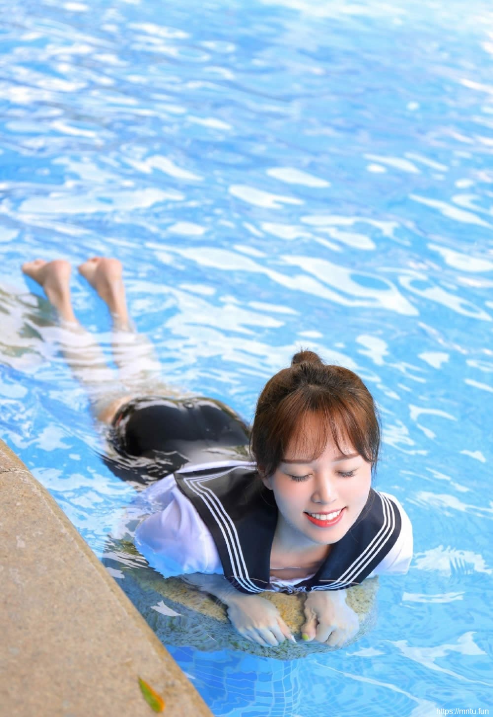 夏日清凉死库水丁字裤泳衣身体饱满性感青春靓丽美女写真