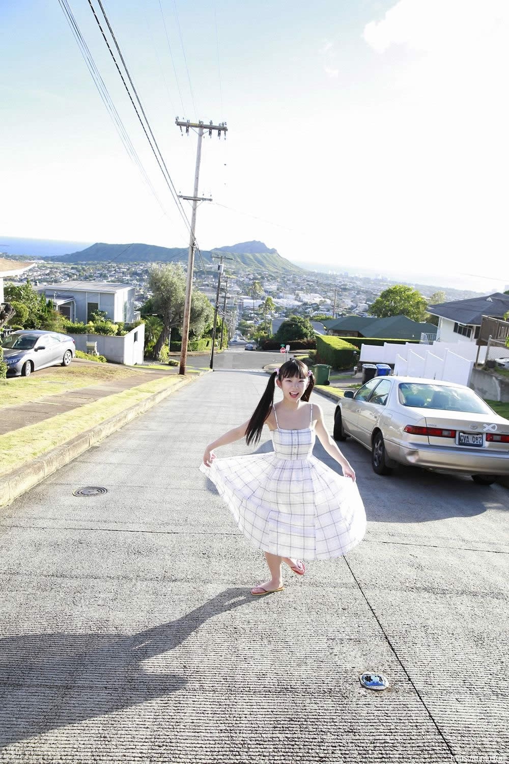 双马尾萝莉女优在海边穿比基尼挤美奶日自己体艺术写真集