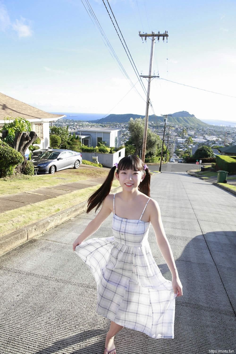 双马尾萝莉女优在海边穿比基尼挤美奶日自己体艺术写真集