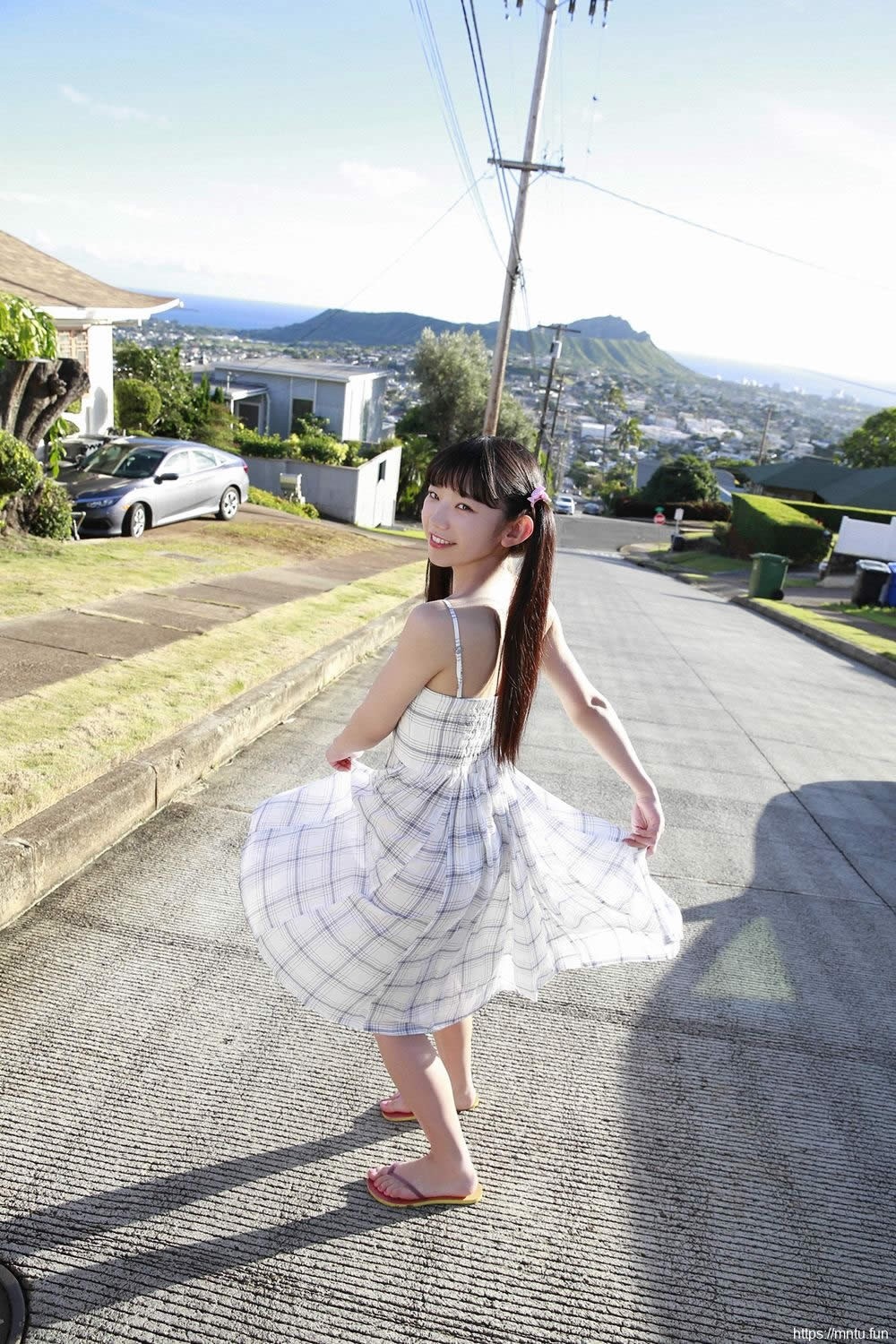 双马尾萝莉女优在海边穿比基尼挤美奶日自己体艺术写真集