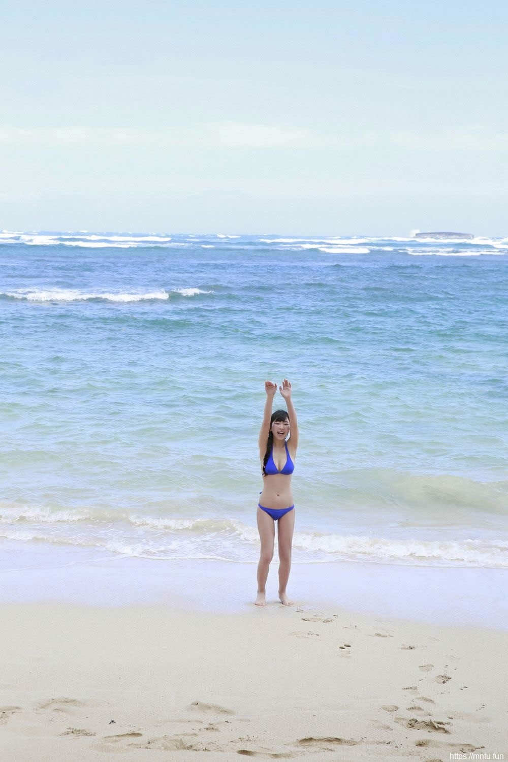 双马尾萝莉女优在海边穿比基尼挤美奶日自己体艺术写真集