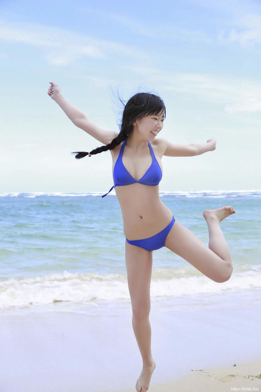 双马尾萝莉女优在海边穿比基尼挤美奶日自己体艺术写真集