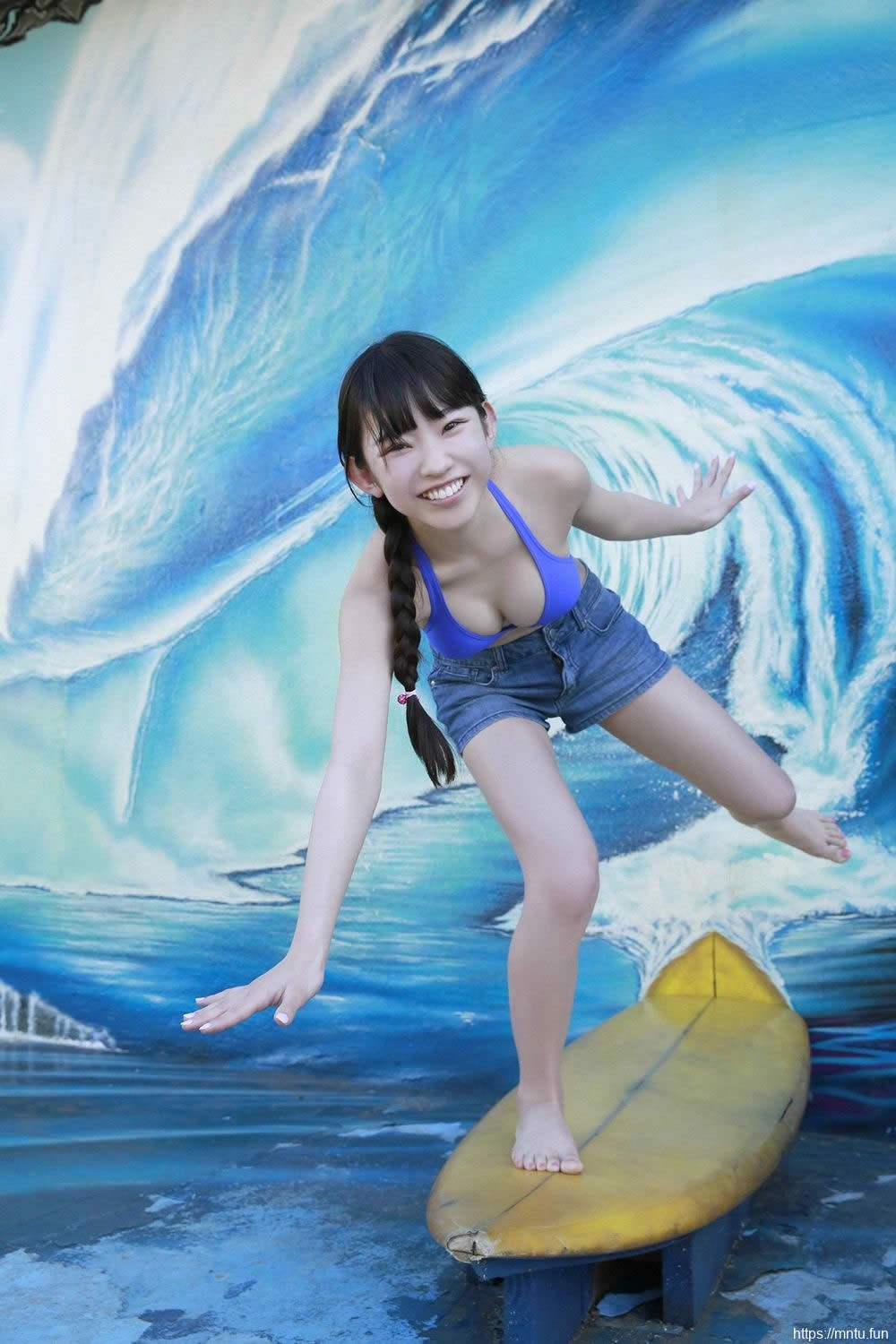 双马尾萝莉女优在海边穿比基尼挤美奶日自己体艺术写真集