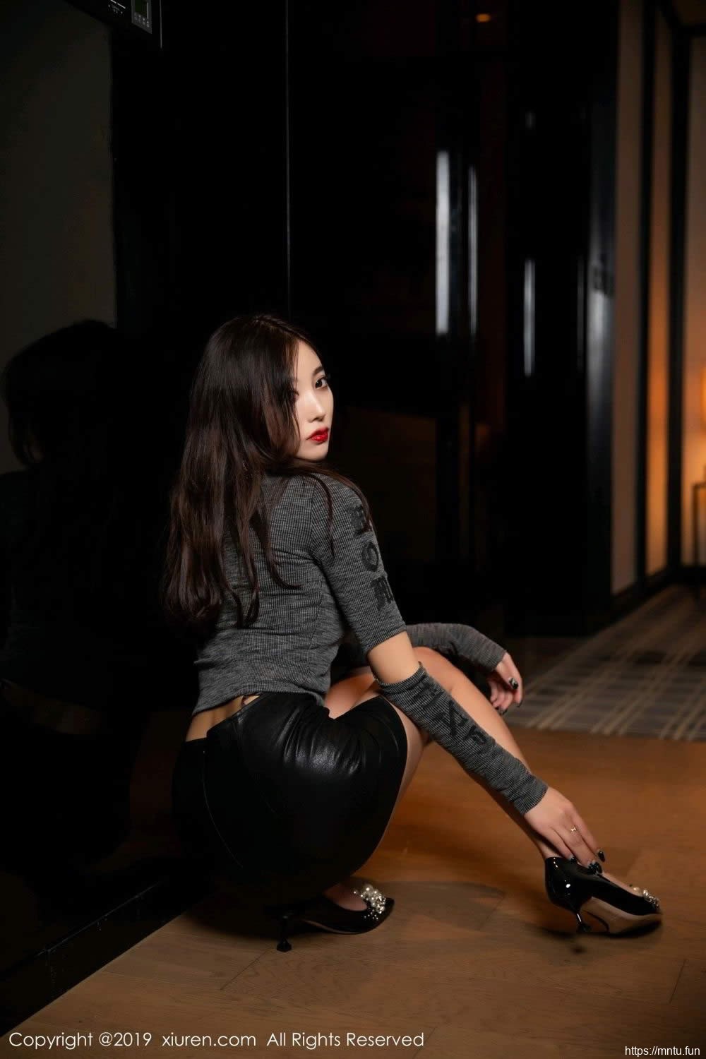 性感女神杨晨晨紧身皮裤高跟鞋室内放纵情欲本人爱抚图片