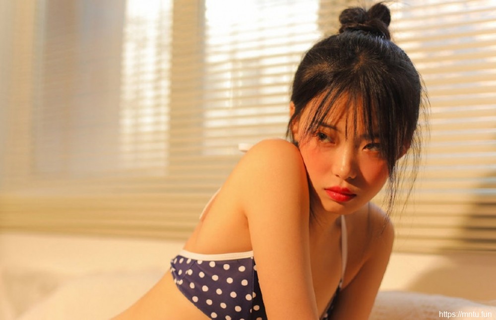 比基尼美女双腮泛红神情迷离热火性感大胆私房美女写真