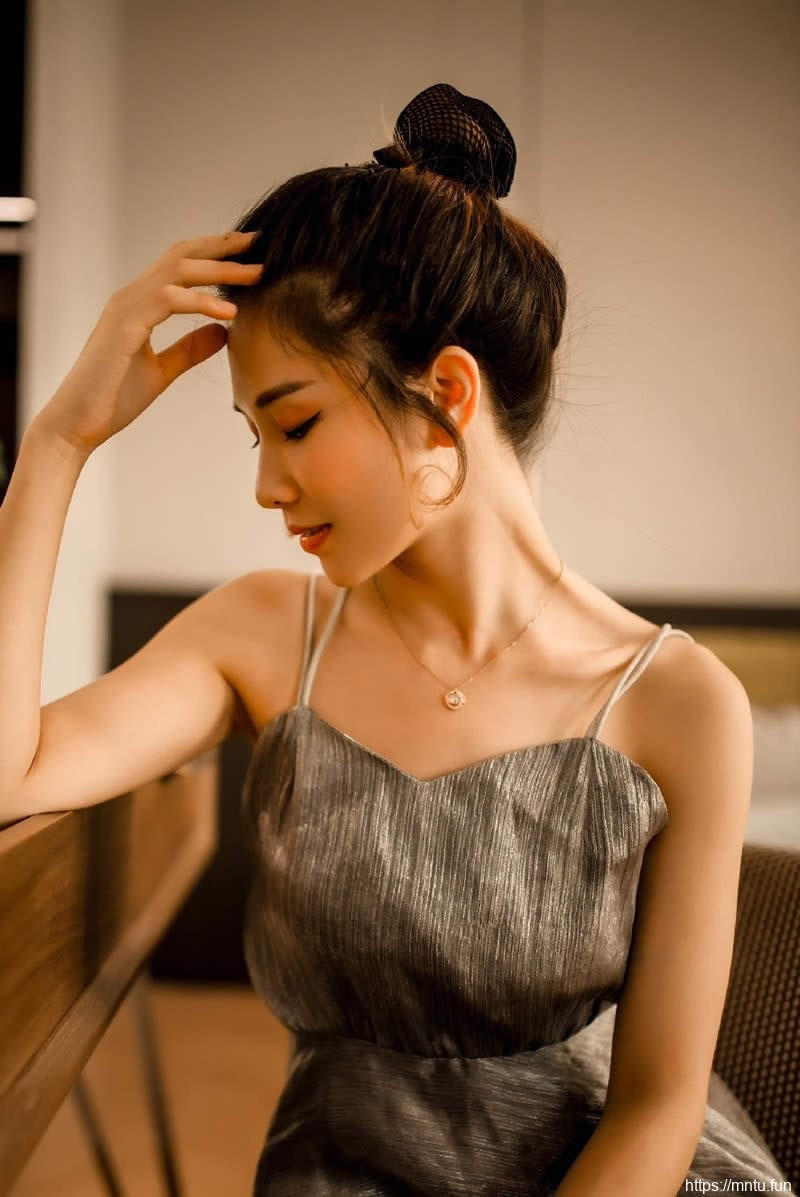 吊带美女美背洁白无瑕一举一动自带风情妩媚人体欣赏