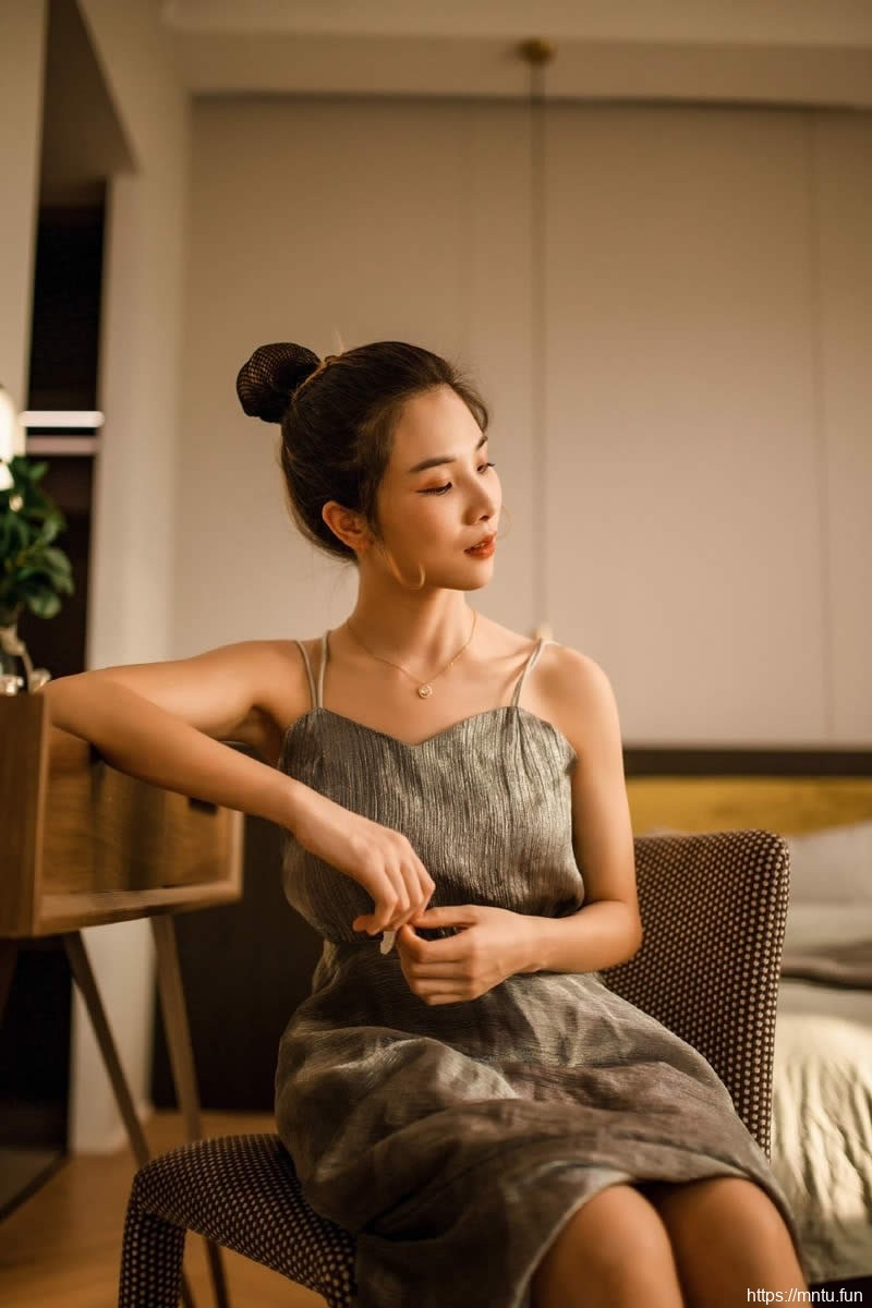 吊带美女美背洁白无瑕一举一动自带风情妩媚人体欣赏