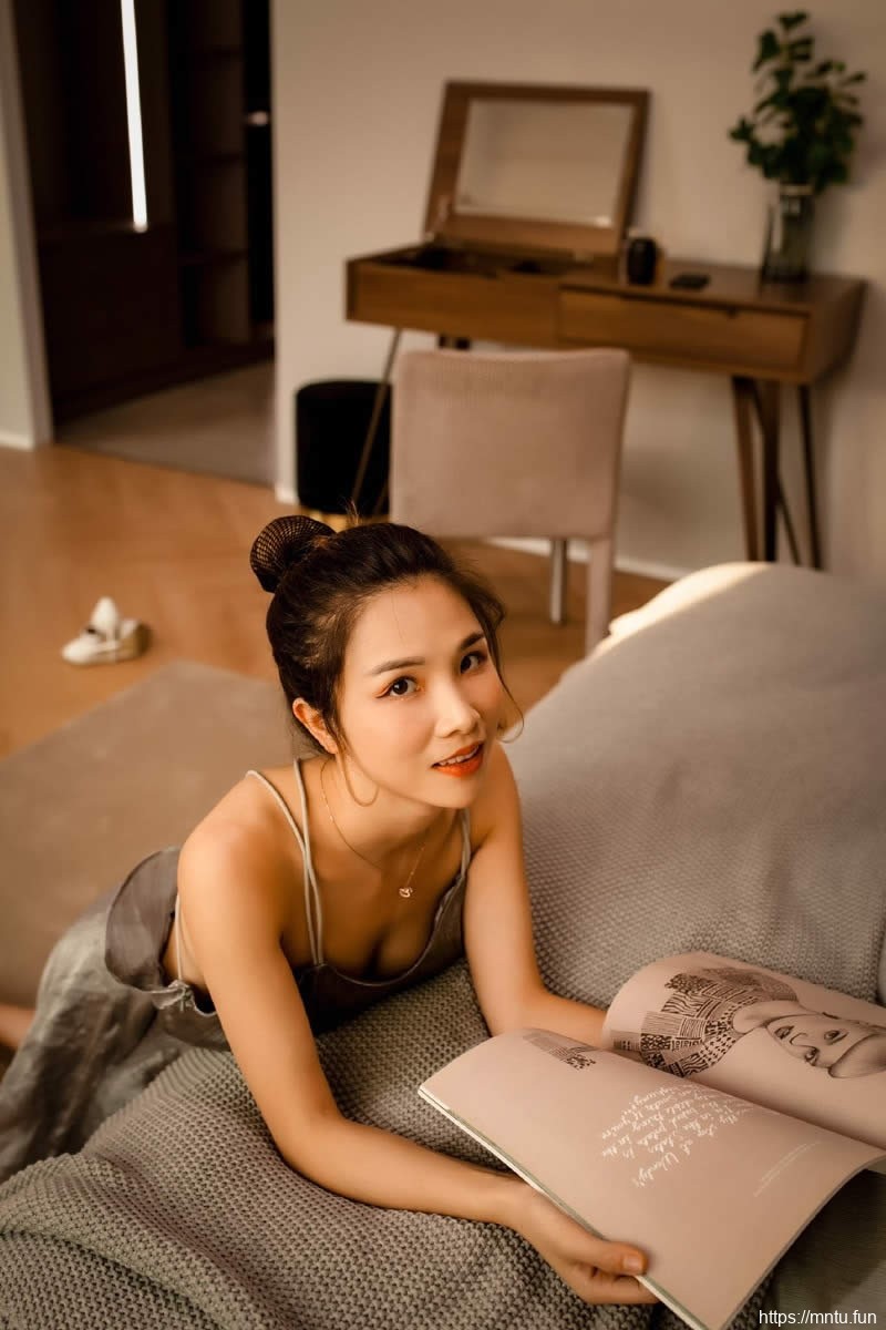 吊带美女美背洁白无瑕一举一动自带风情妩媚人体欣赏