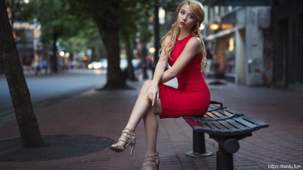 身体惹火的欧洲美女酥胸翘臀美乳深沟欲要勾人立功美女私拍