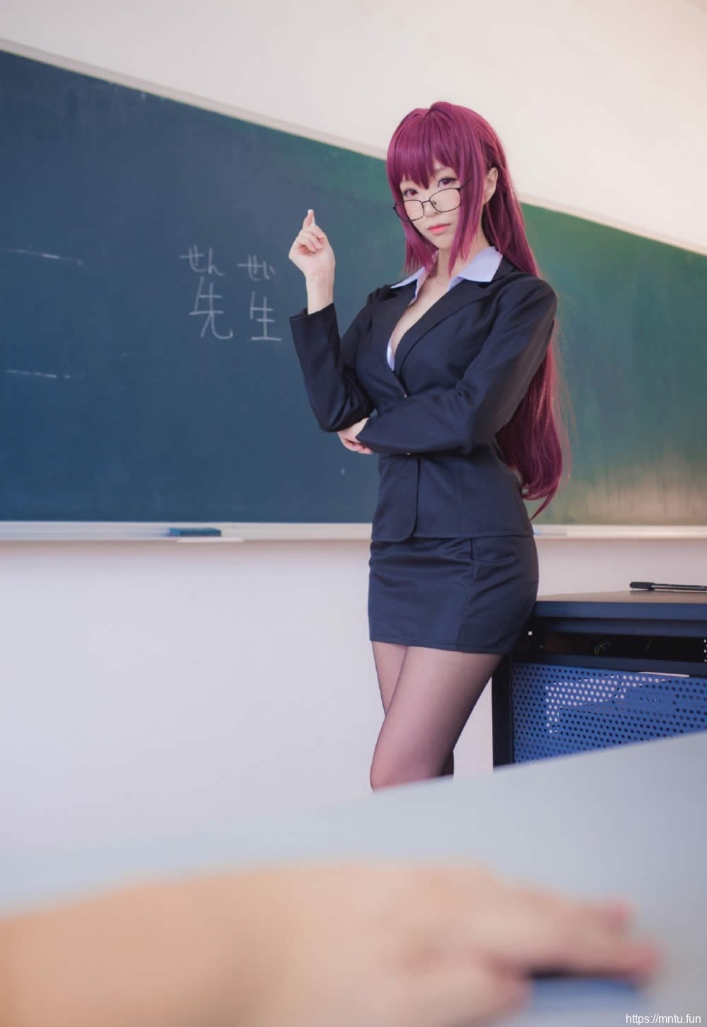 斑斓女教员黑丝高跟身体饱满白净令人清难自矜的美女照片