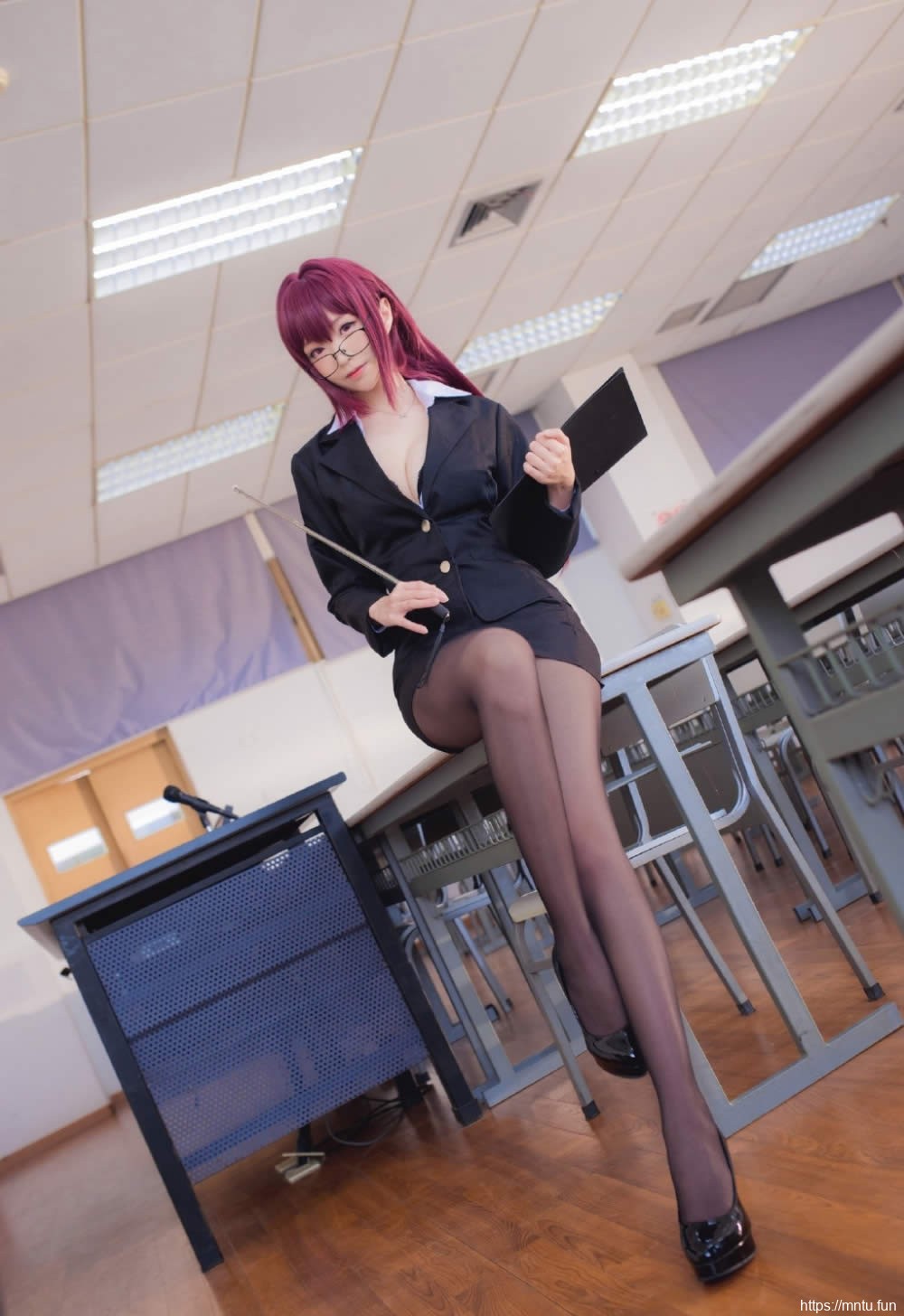 斑斓女教员黑丝高跟身体饱满白净令人清难自矜的美女照片