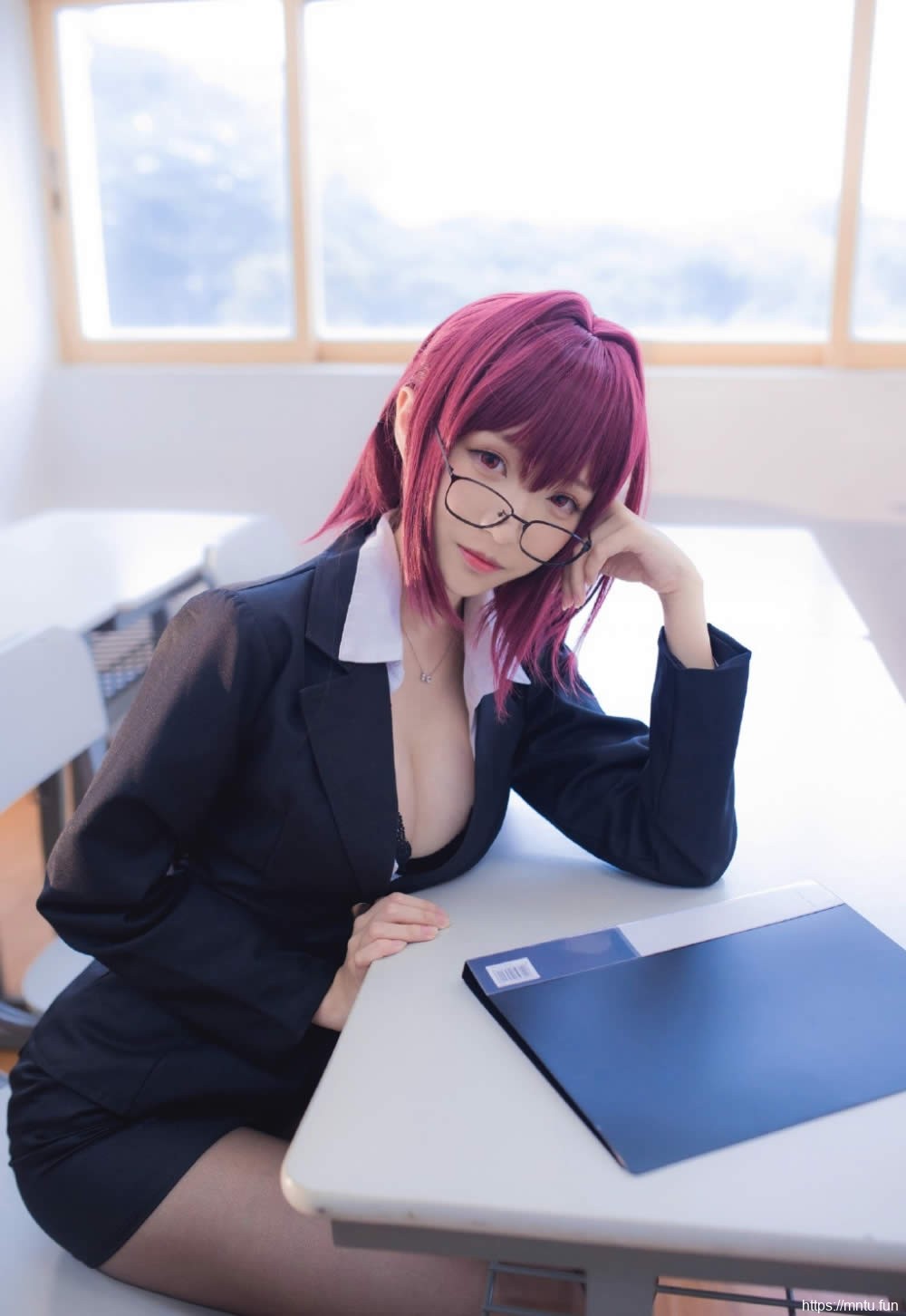 斑斓女教员黑丝高跟身体饱满白净令人清难自矜的美女照片