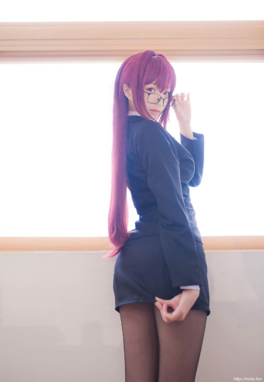 斑斓女教员黑丝高跟身体饱满白净令人清难自矜的美女照片