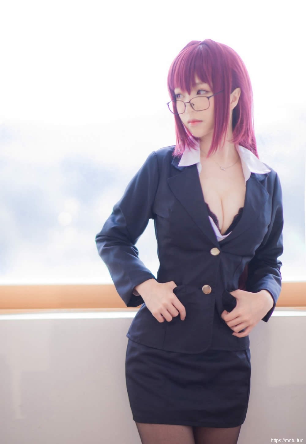 斑斓女教员黑丝高跟身体饱满白净令人清难自矜的美女照片