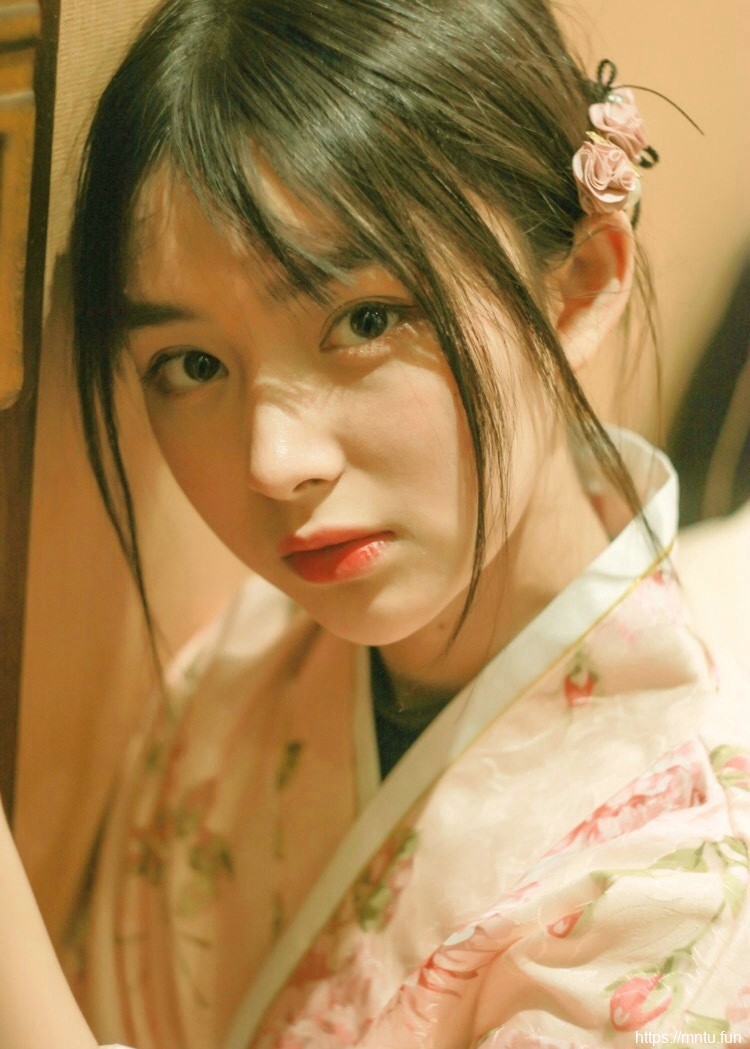 娇嫩和服妹子灯光下温婉柔美写真