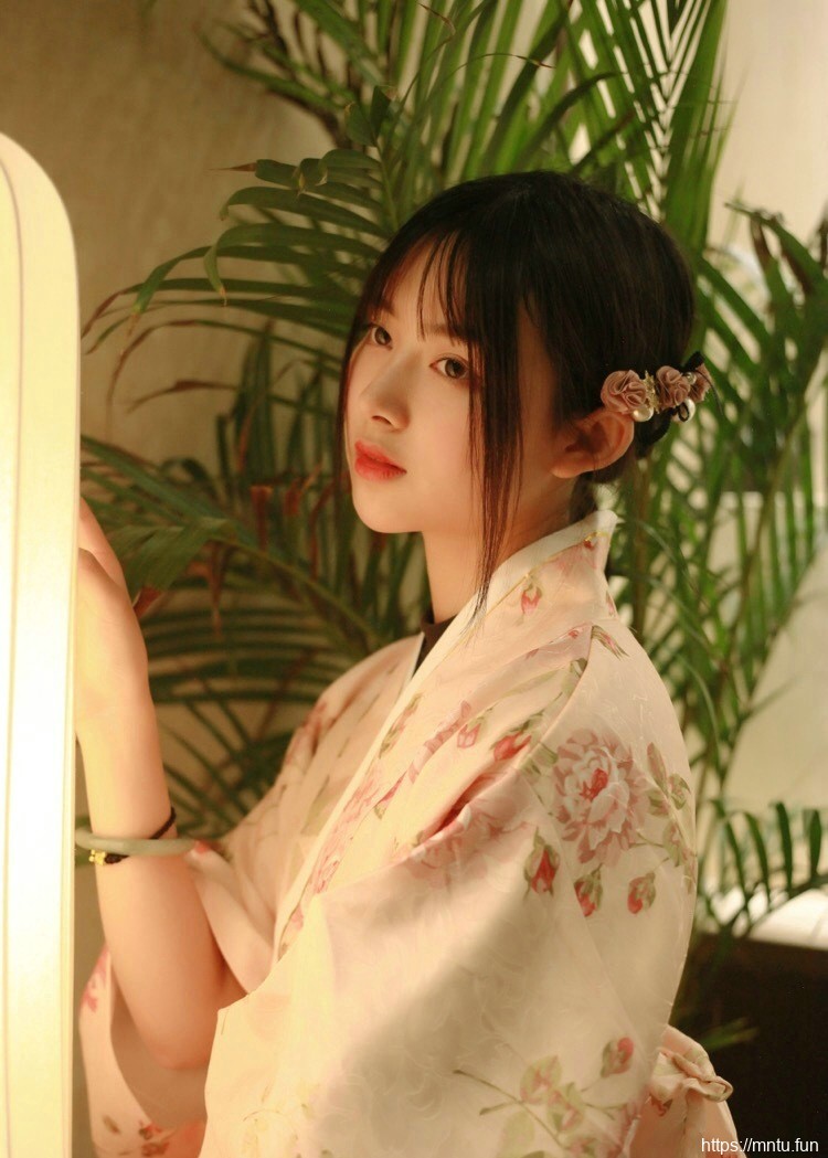 娇嫩和服妹子灯光下温婉柔美写真