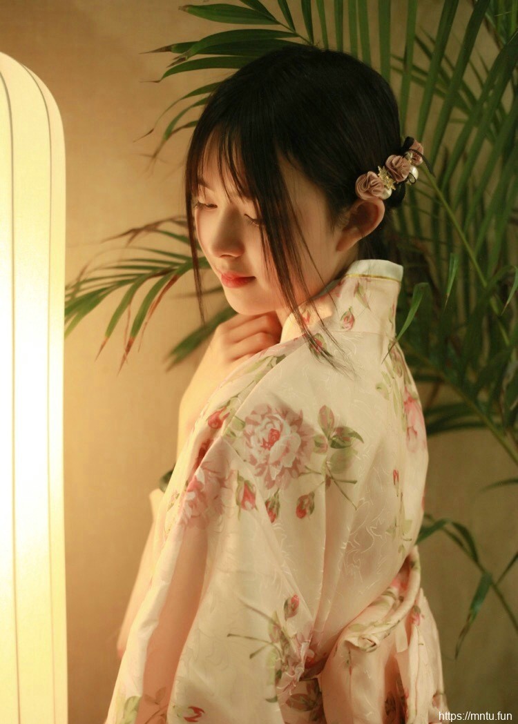 娇嫩和服妹子灯光下温婉柔美写真